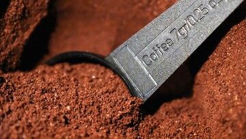 Warszawa. Radne chcą używać fusów po kawie do posypywania zaśnieżonych ścieżek