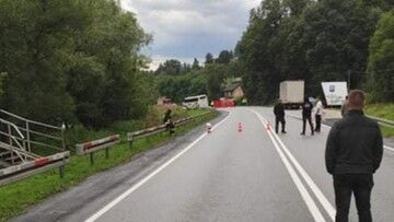 Witowice Górne. Auto wjechało pod autobus. Nie żyją dwie osoby, ranne dzieci