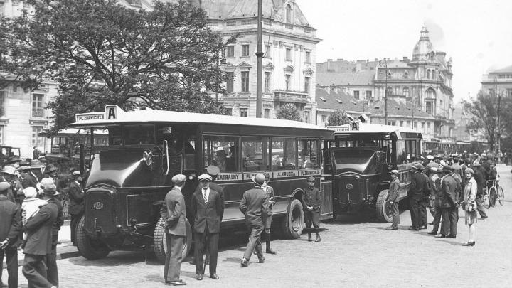 Z Placu Zbawiciela na Zamkowy – 105 lat temu po Warszawie zaczęły jeździć pierwsze autobusy