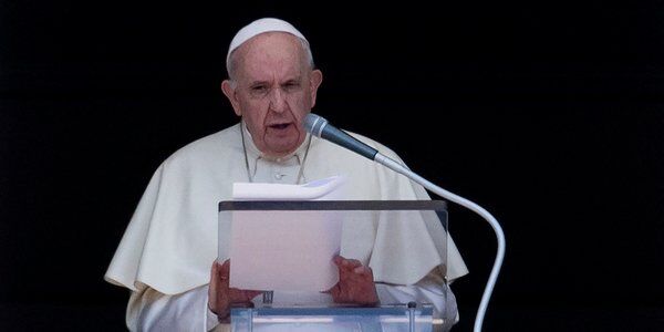 Papież: Przyjmijcie uchodźców. Poślijcie ich dzieci do szkół