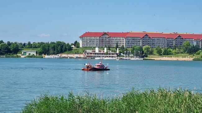 Śmigłowiec wpadł do jeziora na Mazurach. Na pokładzie były trzy osoby