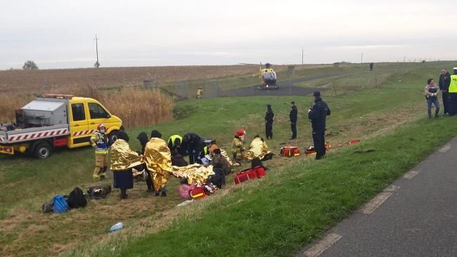 Wypadek busa z obcokrajowcami bez dokumentów. Kierowca i towarzysząca mu osoba uciekli