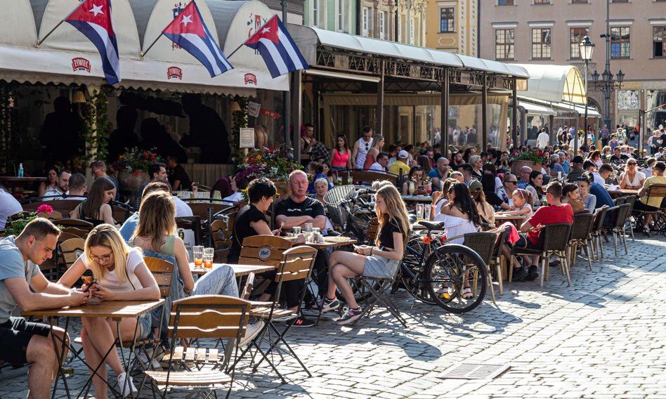 Limity w hotelach czy restauracjach nie funkcjonują. Przedsiębiorcy nie mogą pytać klientów, czy są zaszczepieni