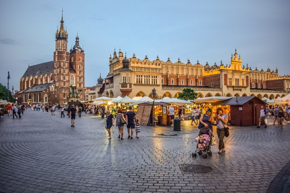 55% Polaków jest za przyjęciem euro! Ale poparcie maleje. W 2022 r. było to 60%