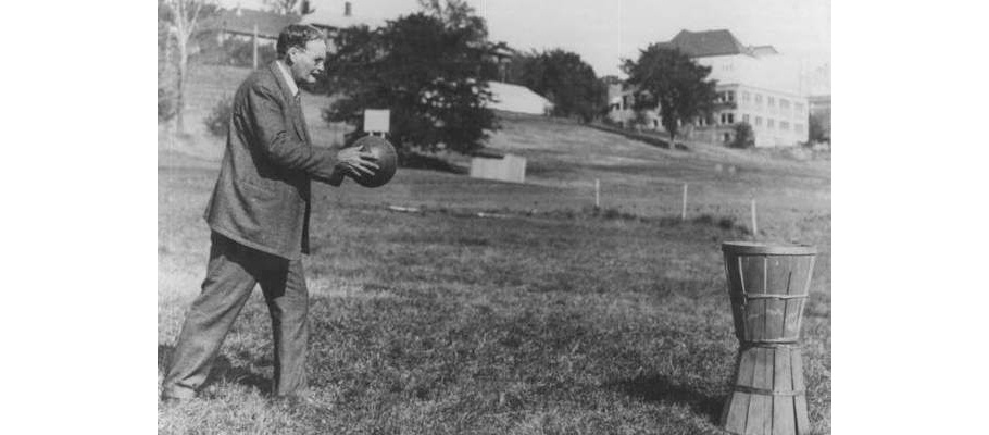 James Naismith i kosze na brzoskwinie, czyli historia koszykówki