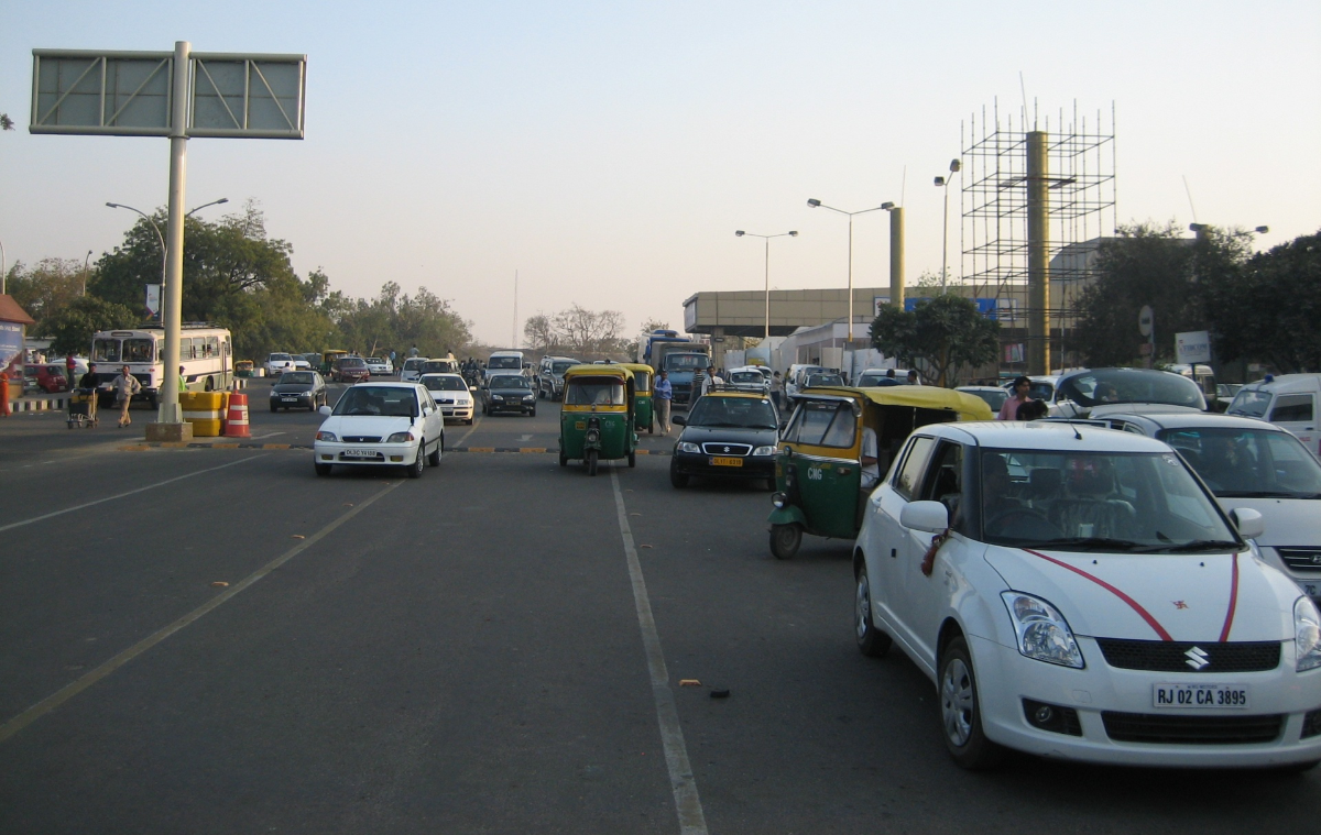 W DELHI zakaz sprzedaży paliwa do samochodów spalinowych starszych niż 15 lat