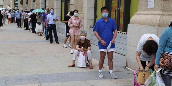 Chiny walczą z największą jak dotąd falą zakażeń wariantem Delta