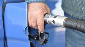 Poznań. Ukradł ponad tysiąc litrów paliwa. wpadł, bo jego samochód ugrzązł w błocie