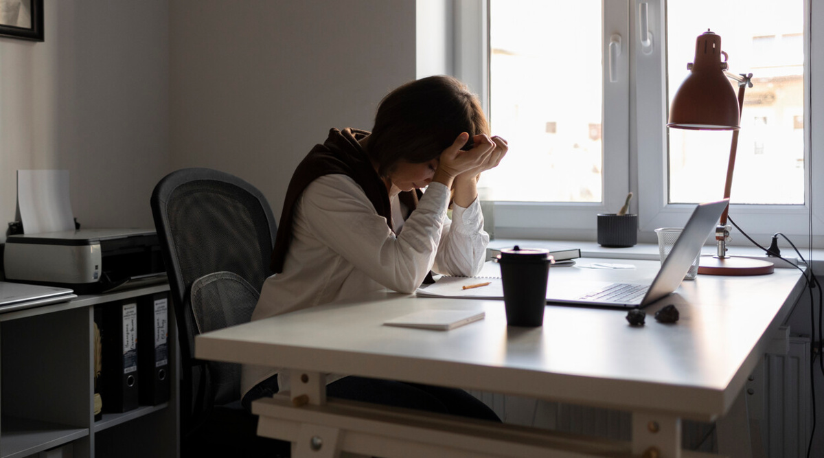 Liczba zwolnień lekarskich lawinowo rośnie. 290,5 mln dni absencji polskich pracowników