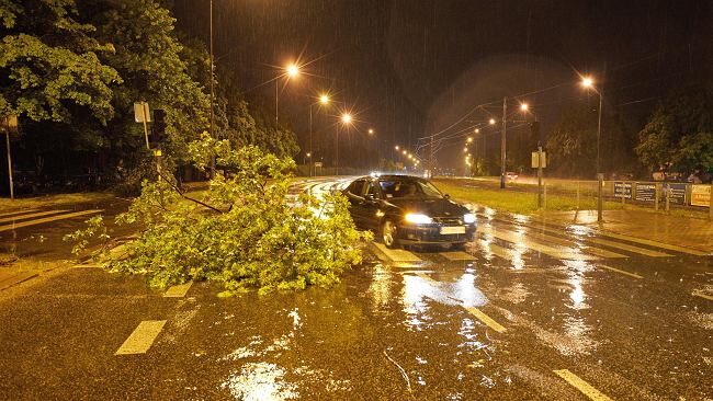Zerwane dachy, podtopienia, ewakuacje obozów harcerskich. Burze i ulewy nad Polską