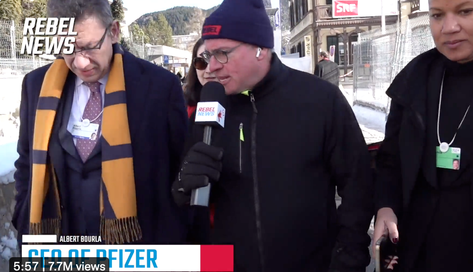 Szef Pfizera złapany przez dziennikarzy w Davos