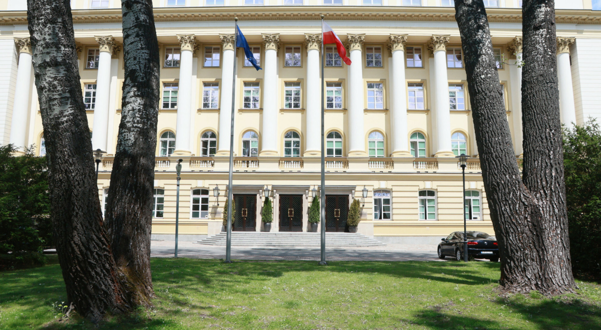 Akcja służb przed Kancelarią Premiera. Starsza kobieta przyszła z kanistrem i zapalniczką