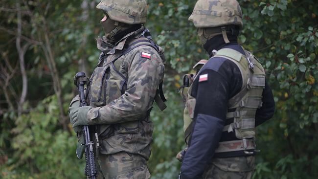 SG: W czasie forsowania granicy przez migrantów służby białoruskie puszczały hymn Polski