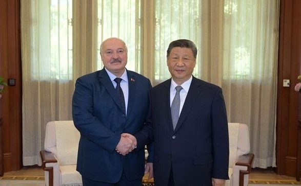 Kurtuazyjna wizyta bez treści. Łukaszenka w Pekinie