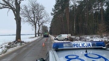Redkowice. Kobieta straciła panowanie nad samochodem i uderzyła w drzewo