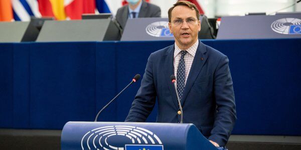 Sikorski: Le Pen spłaca dług za pieniądze na kampanię od Putina