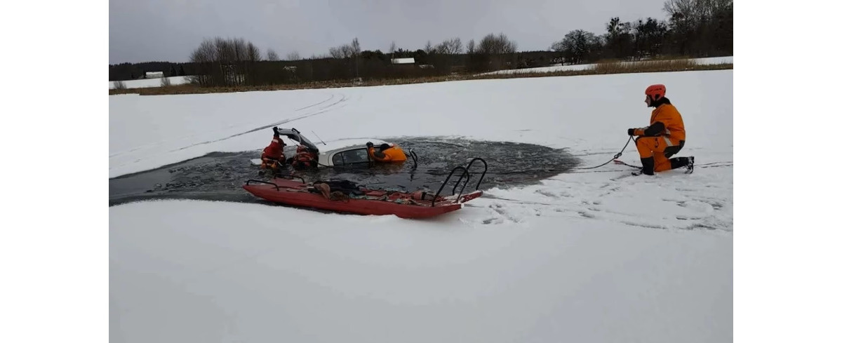 Samochód pod lodem. Straż z saniami i w skafandrach zeszła do wody