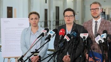 Dzień Nauczyciela. Posłowie KO przygotowali symboliczną "rezygnację" dla ministra Czarnka
