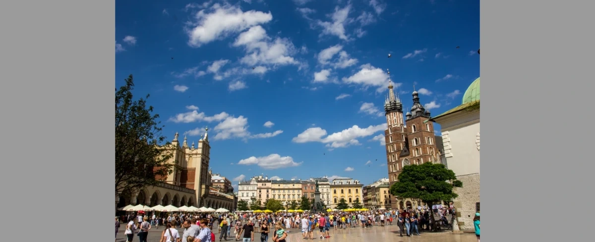 Mieszkańcy Krakowa chcą opłaty turystycznej. "100 mln zł leży na ulicy"