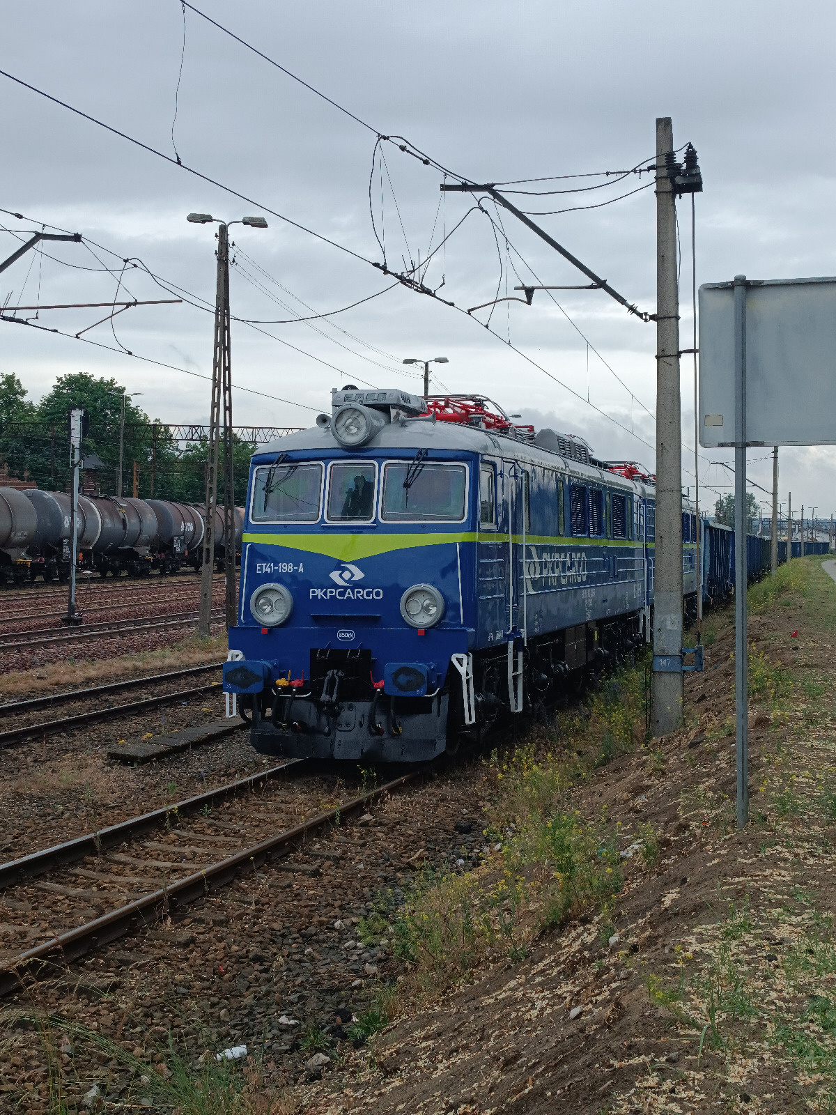 94ff4111-288f-48e0-b5a1-b145a576f05c