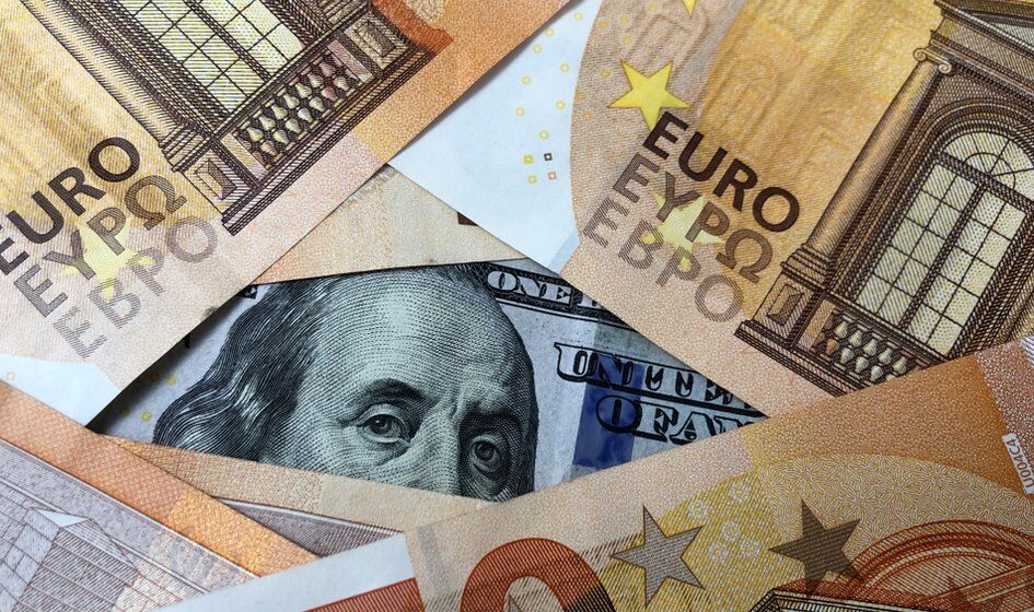 Kurs euro bliski 4,58 zł. Dolar tanieje