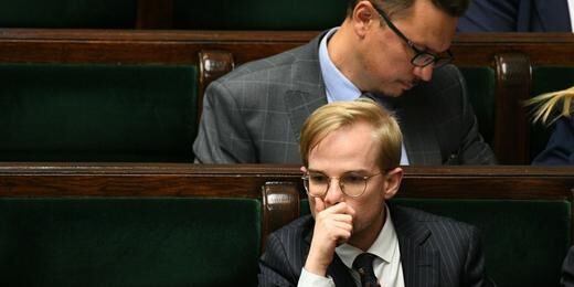 Od 4 tys. zł klasa średnia, od 10 tys. zł klasa wyższa? Oto zarobki młodego wiceministra finansów