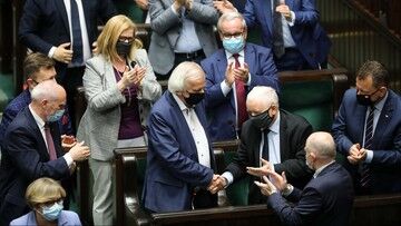 Za odwołaniem byli: KO, Lewica, KP, Konfederacja, Polska 2050, PS. Przeciwko - PiS i Kukiz'15