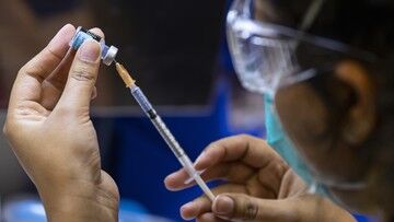 Początek sezonu grypowego. Czy można zaszczepić się po przyjęciu preparatu przeciw COVID-19?
