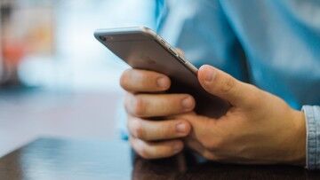 Ministerstwo Zdrowia wyśle SMS-y do osób powyżej 50 lat. Przypomną o trzeciej dawce