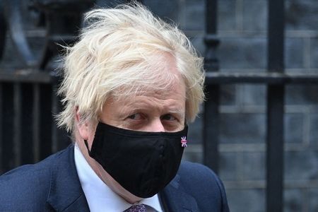 Eksperci alarmują: Johnson znosząc obostrzenia narazi dzieci
