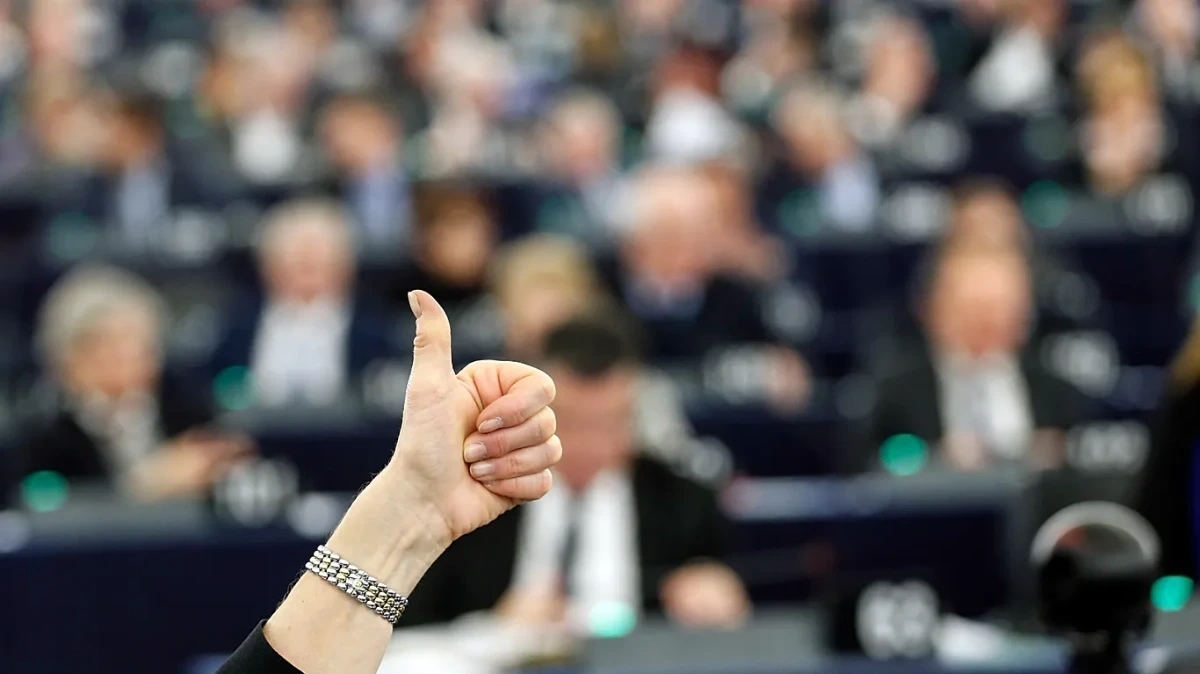 PE popiera cyfrowe euro, by ograniczyć dominację USA w płatnościach
