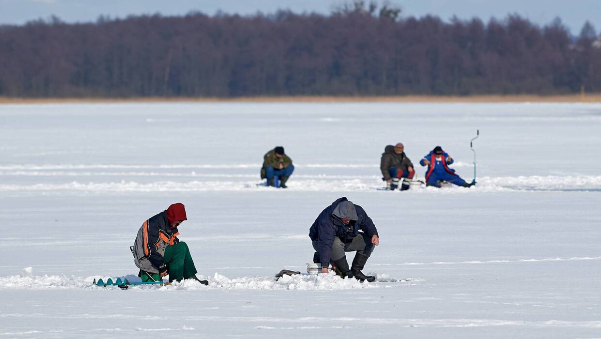 Pod dwoma wędkarzami załamał się lód. Obaj zmarli w szpitalach