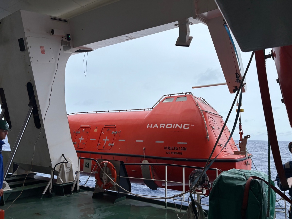 f40d9bf5-7fc1-452e-98d6-d5c214ac2666