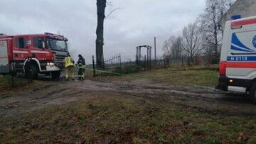 Mazury: drogi toną w błocie. Strażacy wyciągają karetki