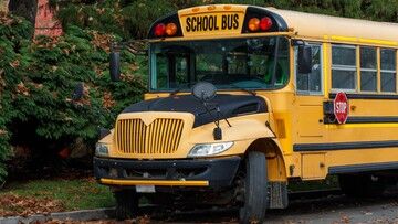 Emerytowany szef FBI został kierowcą szkolnego autobusu. "Nie ma nieistotnych miejsc pracy"