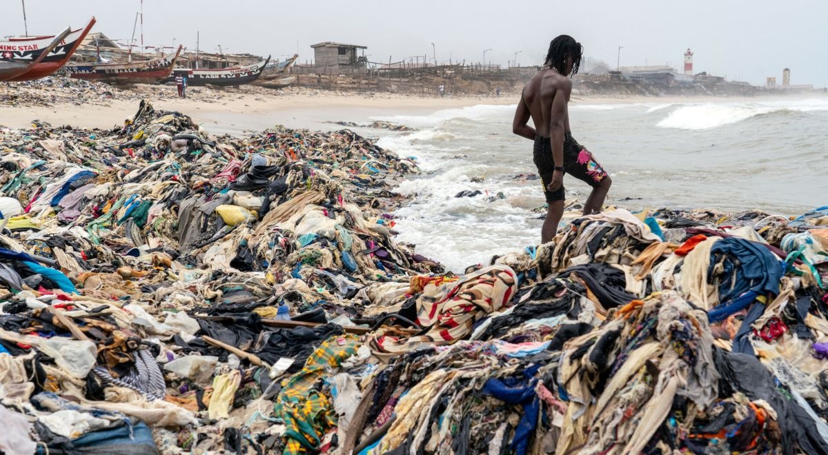 Tysiące ubrań z UK trafia do Ghany. Rzeka stała się wysypiskiem