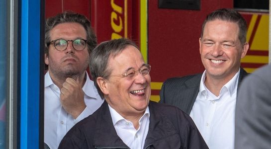 Lider CDU śmiał się podczas wizyty na terenach powodziowych