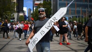 USA. Siedmioro lekarzy chorych na COVID-19. Zakażenie najpewniej na zlocie antyszczepionkowców