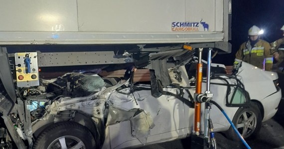 To cud, że kierowca przeżył. Skoda wbiła się pod naczepę tira