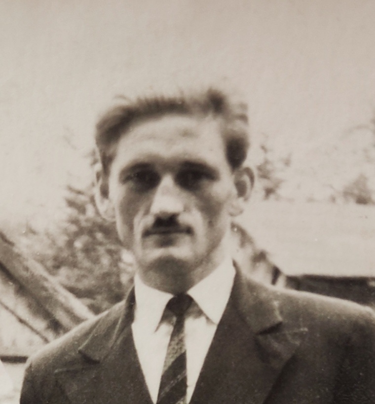 ff8325a3-a4b6-42d5-a6aa-720a149e06c8