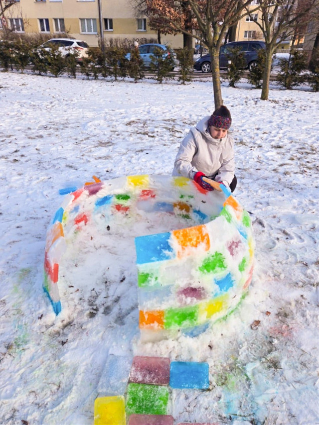 Kuriozalny donos na niebezpieczną "nielegalną budowlę" w Inowrocławiu. Chodziło o... igloo zbudowane przez dzieci