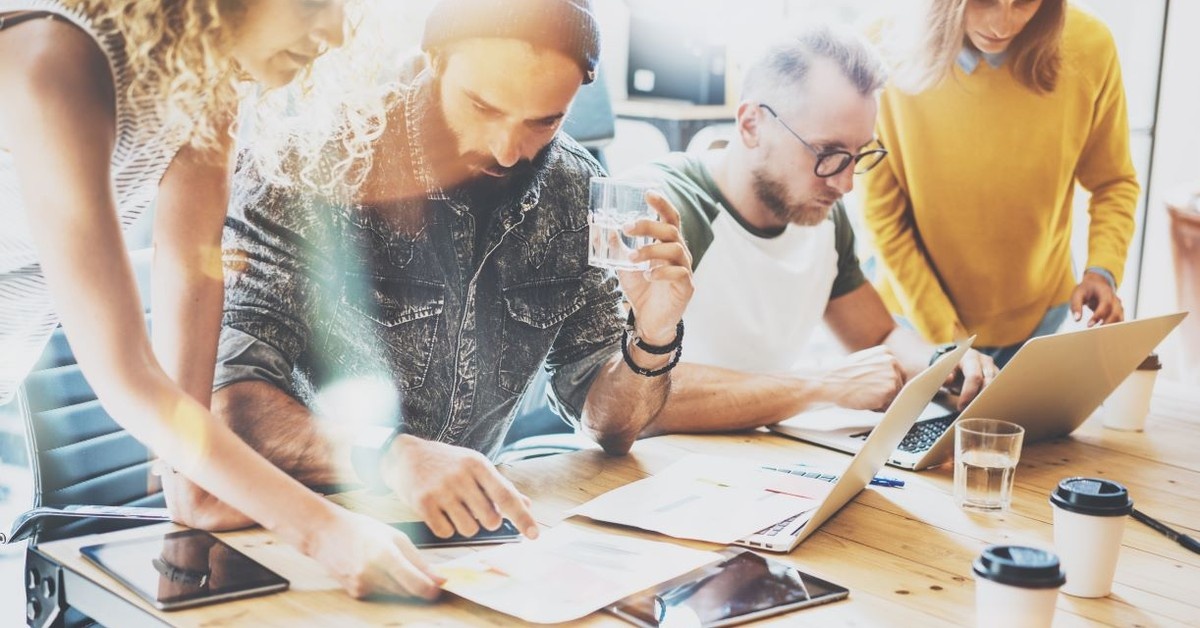 Młodzi ludzie tracą wiarę w demokrację - Polska wśród liderów spadku zaufania [SONDAŻ]