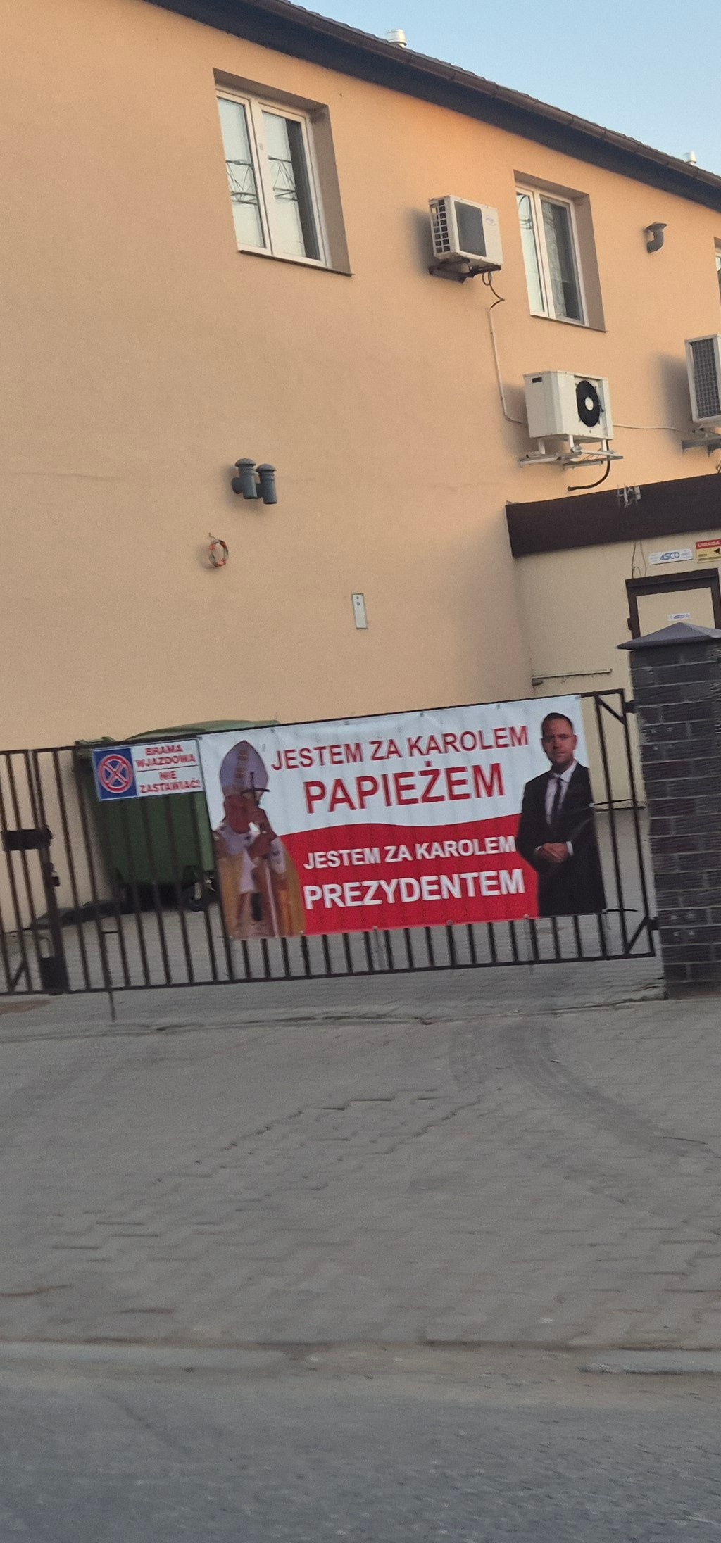 84ec0405-374f-452c-9f93-5cc4db19248c