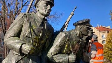 Kraków. Zniszczenie pomnika Piłsudskiego i Czwórki Legionowej. Policja szuka sprawców