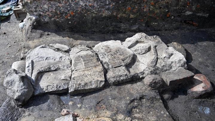 Gdańsk/ Archeolodzy podnieśli płytę z wizerunkiem rycerza z ok. XIII w.