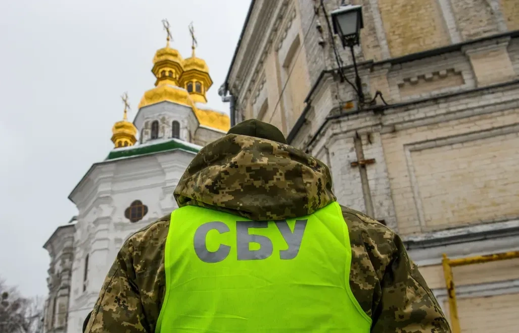 Sprzedawał Rosjanom paszporty, by swobodnie podróżowali po UE. Urzędnik MSZ Ukrainy zatrzymany