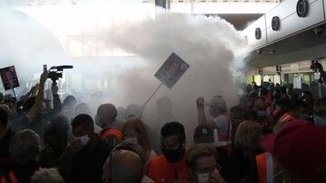 Francja. Pracownicy zablokowali terminal na paryskim lotnisku i starli się z policją