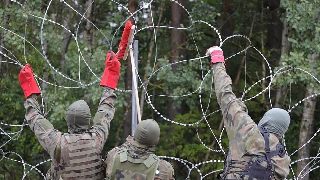 "Wcześniej wojskowi byli w sali gimnastycznej. Teraz wybudowali otoczony drutem obóz obok szkoły"