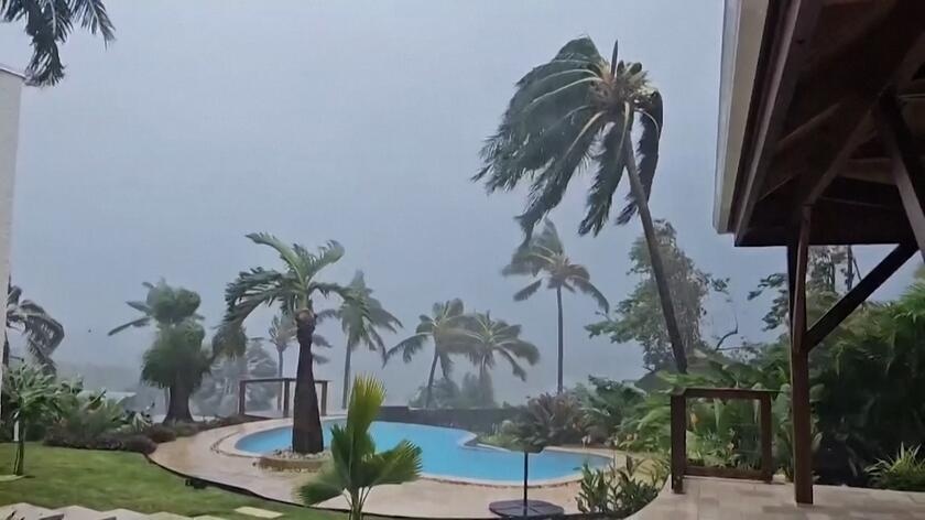 Cyklon uderzył w wyspę Reunion. Prawie 150 tysięcy odbiorców bez prądu, pozrywane dachy.