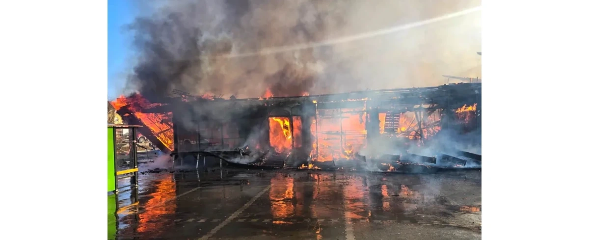 Pożar budynku marketu w Polkowicach. Z ogniem walczy 20 jednostek straży pożarnej